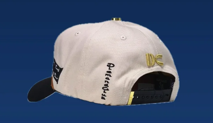 Gorra Airplane Desert: Weritocaps x Diamond Club, vista trasera, logo DC