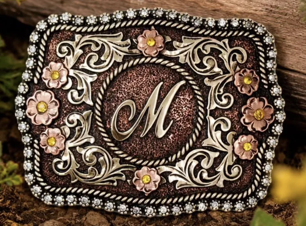 Hebilla grabada con inicial M, ejemplo de trabajo propio con relieve floral
